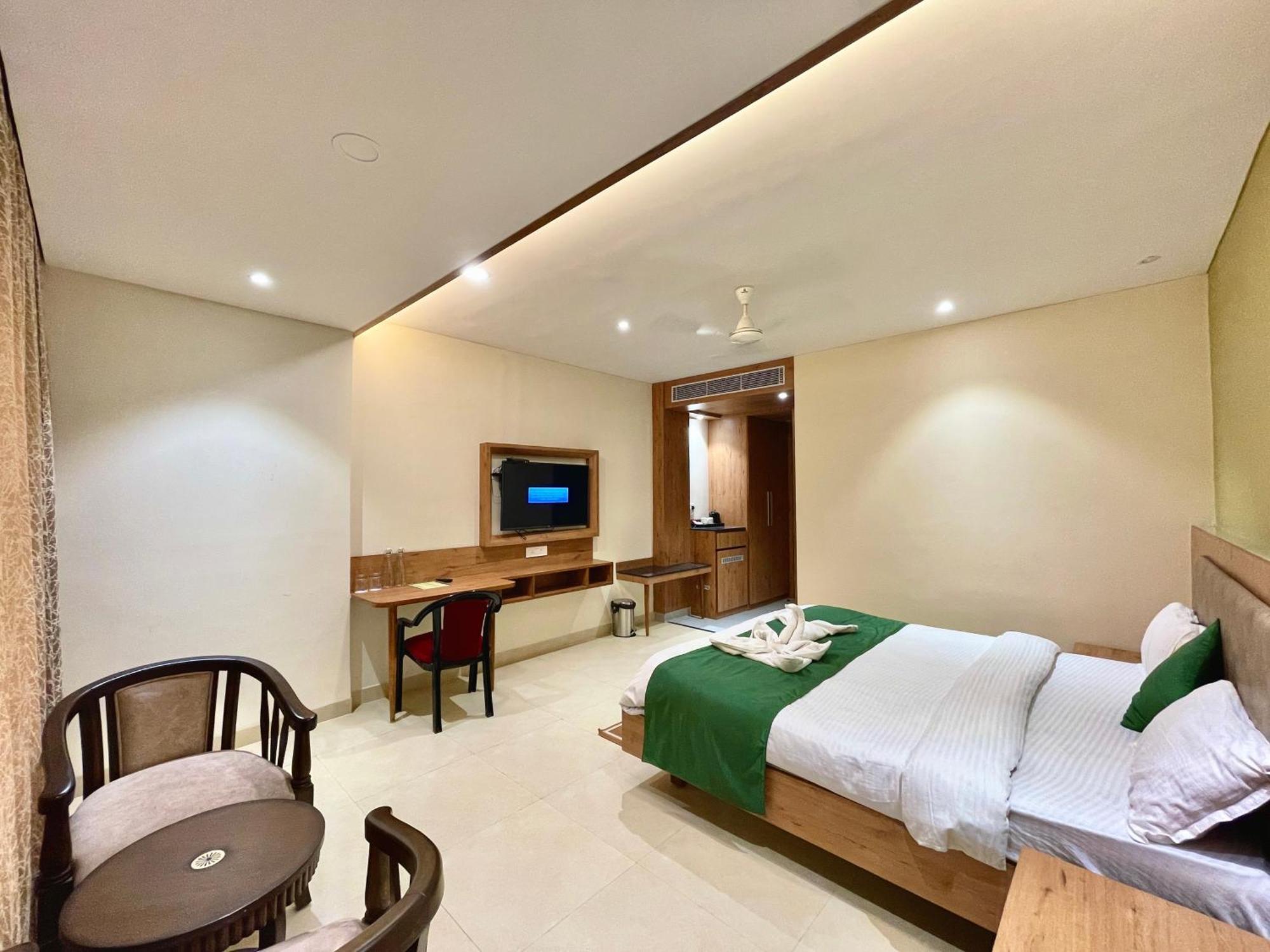 Hotel Rockbay, Puri Swimming-Pool, Near-Sea-Beach-And-Temple Fully-Air-Conditioned-Hotel With-Lift-And-Parking-Facility Exterior foto